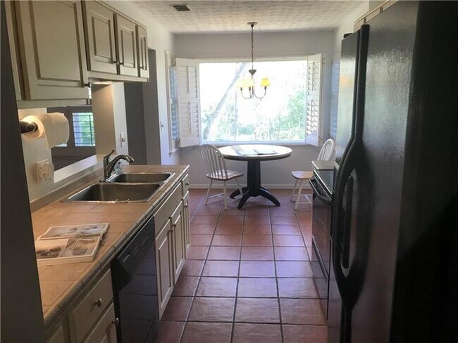 Building Photo - 19 Normandy Ct