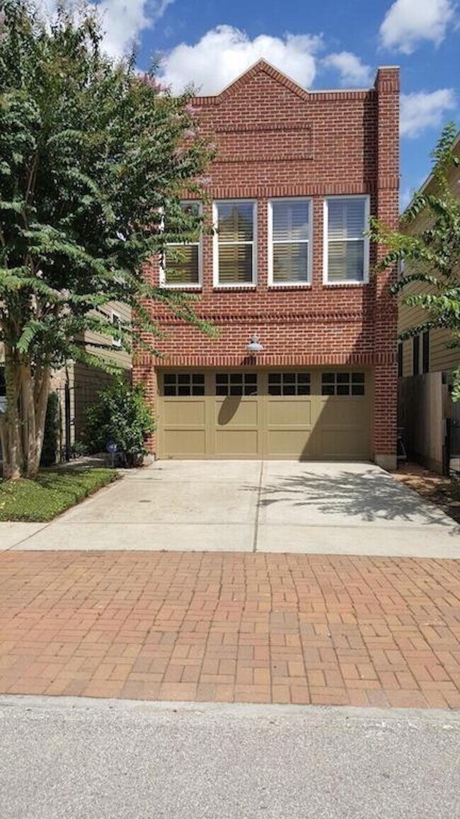 Primary Photo - 834 Nicholson St