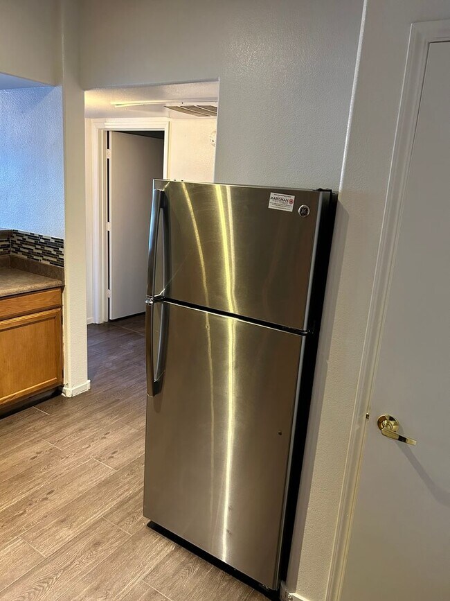 Building Photo - Beautiful unfurnished 2 bedroom in the Southwest (Rainbow and 215)