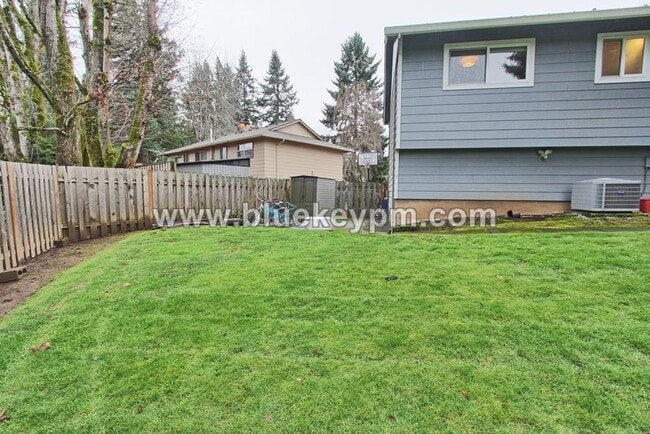 Building Photo - 4 Bed, 3 Bath  Split Level Home in Sherwood