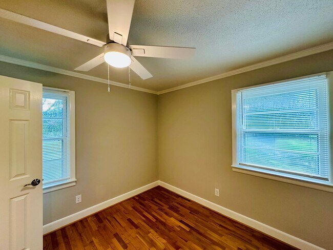 Building Photo - HINTON AVENUE - 4 Bedroom - Perfect for UNCW/Students Welcome & minutes to Wrightsville Beach!