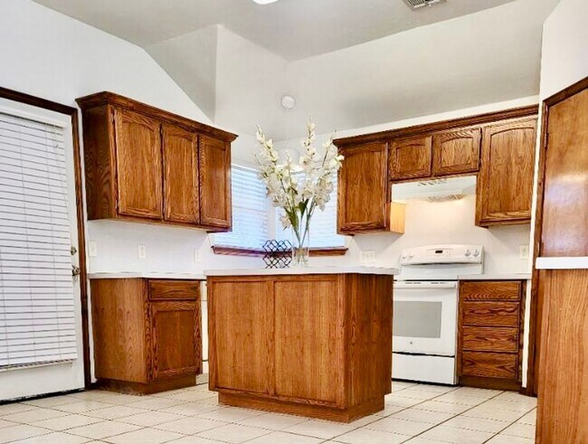 Building Photo - Beautifully Updated 3 Bedroom, 2 Bath Home with two Bonus Spaces!