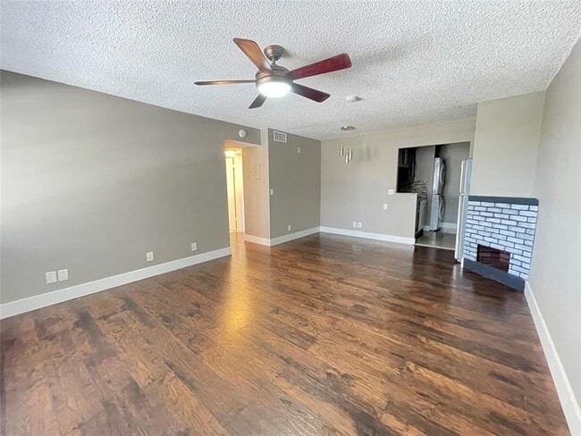 Building Photo - 10092 Twin Lakes Dr