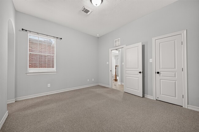 Building Photo - 8602 Two Sisters Ct