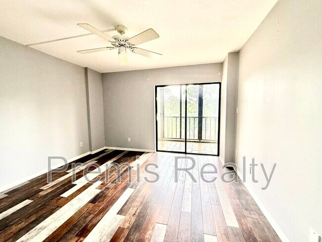 Building Photo - 2800 Cove Cay Dr
