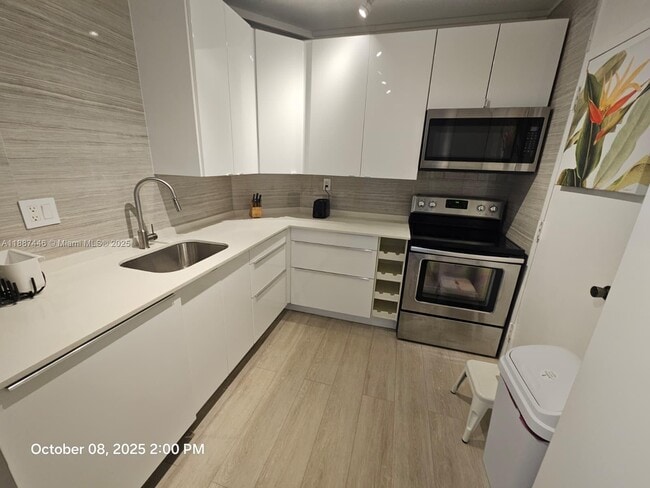 Building Photo - 300 Bayview Dr
