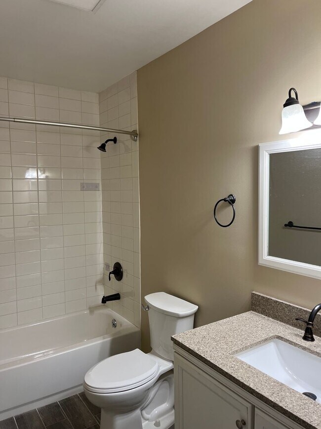 Building Photo - 1006 Lake Ave