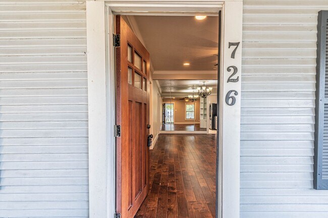 Building Photo - 726 E 26th St