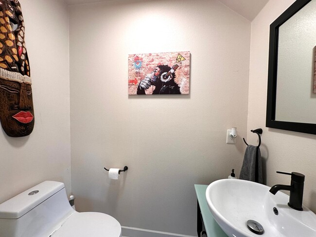 Building Photo - Two Story 3 Bedrooms and 2.5 Bathroom Home for Rent in Core Central Austin, North of Hyde Park