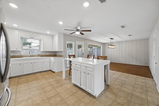 Building Photo - 8037 Longridge Dr