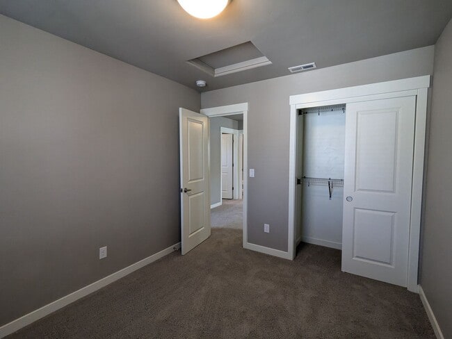 Building Photo - Newer 3 bedroom plus Den and Amenities in The Bridges