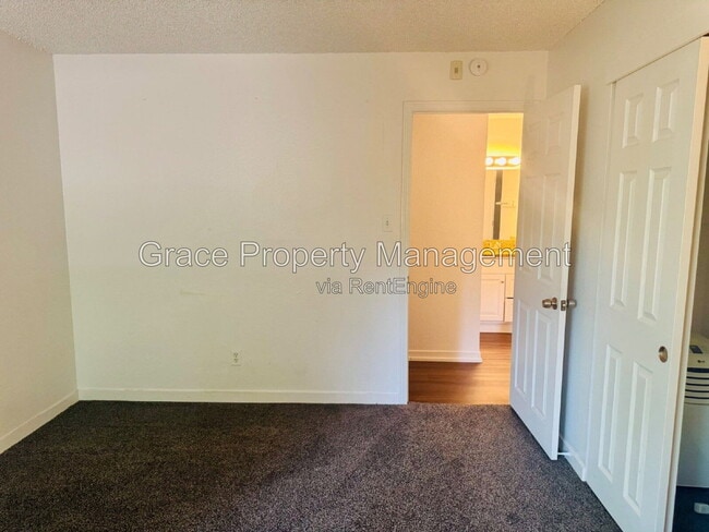 Building Photo - 501 Golden Cir