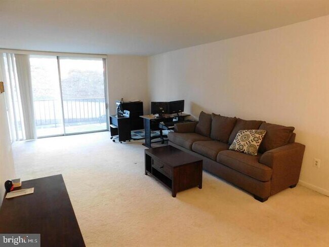 Building Photo - 5565 Columbia Pike