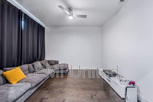 Building Photo - 425 W 9th St