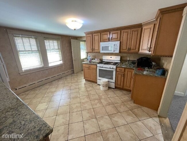 Building Photo - 2 br, 1 bath Duplex - 26 Shepard St 2