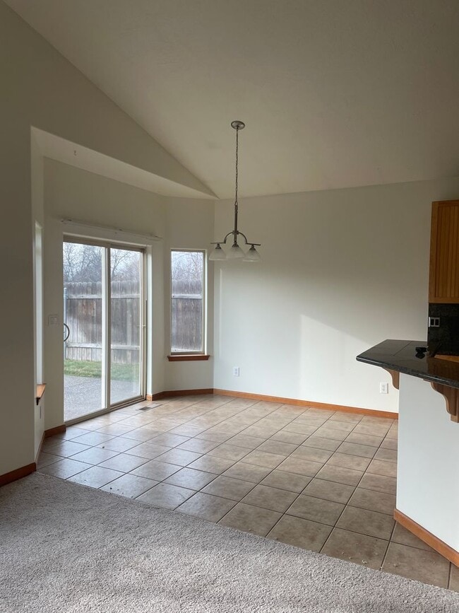 Building Photo - Spacious east side home