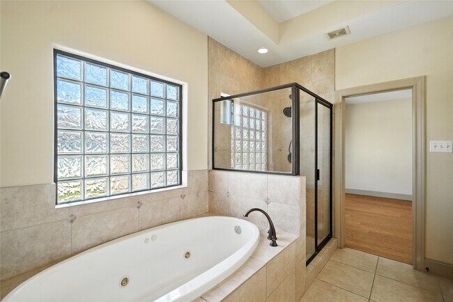 Building Photo - 2318 Camden Dr