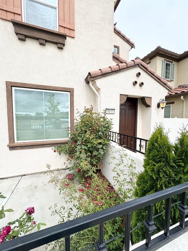 Building Photo - 3 Bed / 2.5 Bath Solar Home with Patio – Roseville – Available Now SEE VIDEO