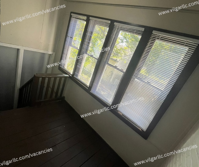 Building Photo - 3 large bedrooms, 1 full bath home in Gary...