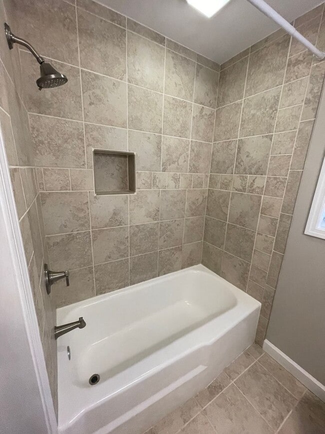 Building Photo - Waterfront Home!