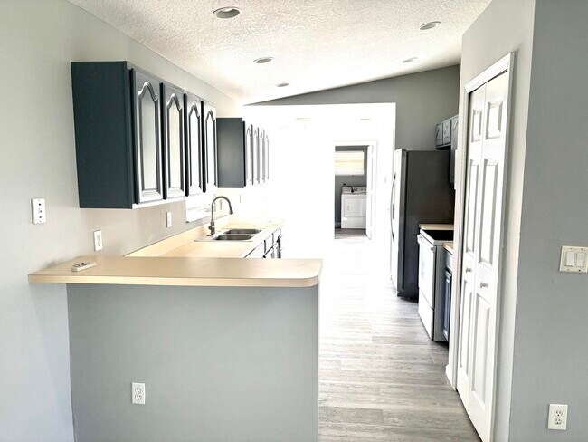 Building Photo - 2872 SW Fluvia St