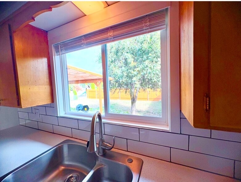 Building Photo - 1703 Springhill Dr NE