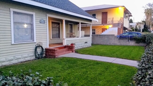 Building Photo - 3 Bedroom 1 Bath House with a Large Backya...