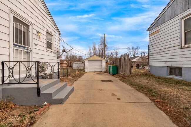 Building Photo - "Charming 3-Bed, 2-Bath Haven in Englewood – 1,499 Sq Ft of Comfort!"