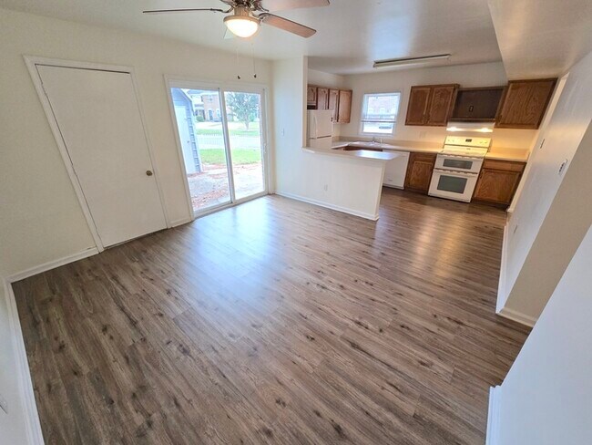 Building Photo - SPACIOUS 4 BED/2.5 TOWNHOME IN GREAT NECK!...