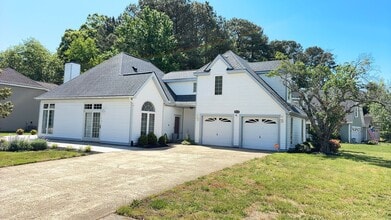 Building Photo - Nice Three-bedroom Two Car Garage corner lot