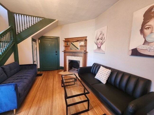 Building Photo - XL 1 bed 1 bath apartment downtown