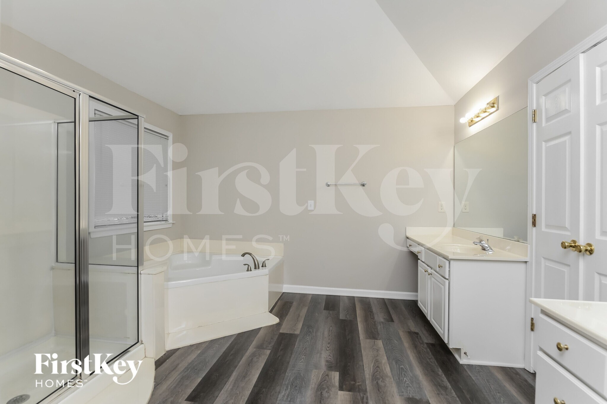 Building Photo - 3215 Maple Terrace Dr