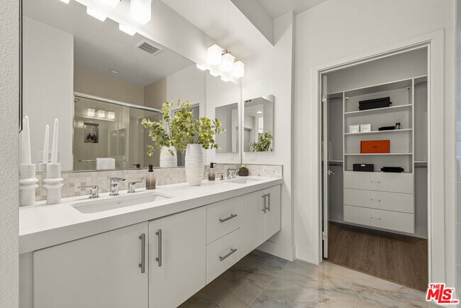 Building Photo - 2111 N Cahuenga Blvd