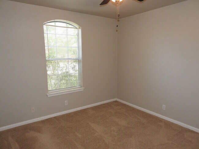 Building Photo - 440 Zebra Dr