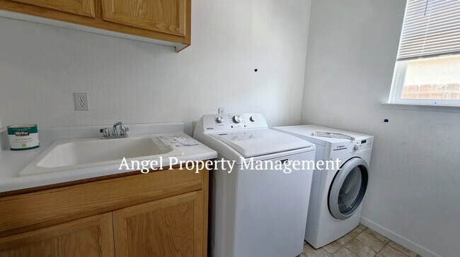 Building Photo - 1475 Garold Ln