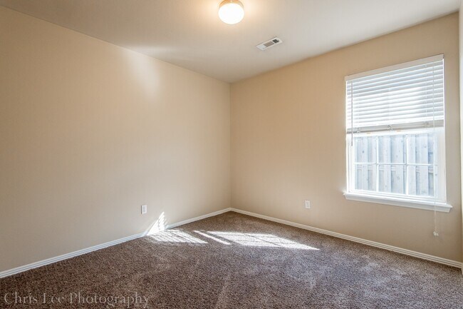 Building Photo - 3 Bedroom 2 Bath Home Minutes From UofA! Fenced yard!