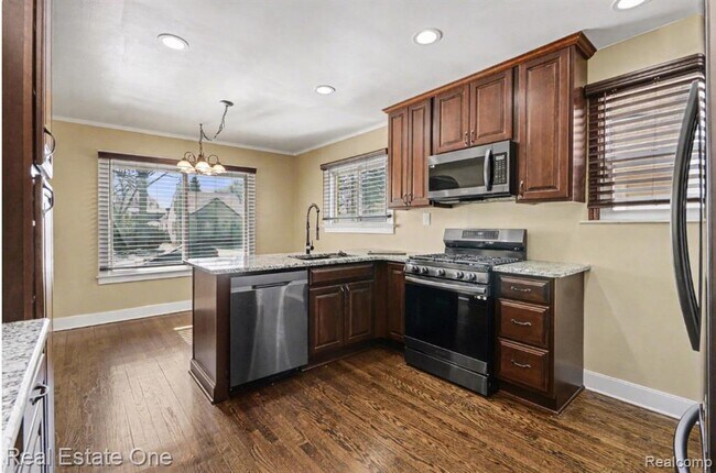 Building Photo - 1105 E Fifth St