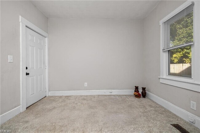 Building Photo - 868 W 36th St