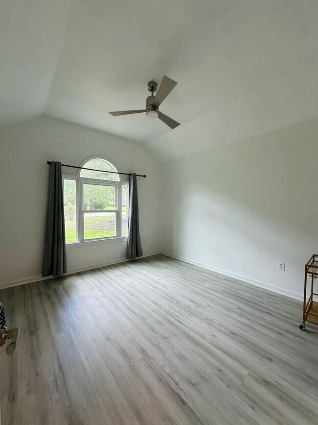 Building Photo - 103 Meadow Creek Dr