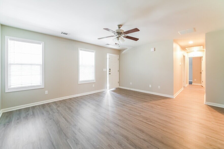 Building Photo - 2427 Justin Dr SW