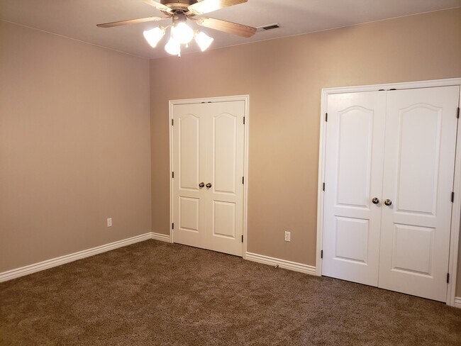 Building Photo - Beautiful 4 bed 2 bath home with 3 car gar...