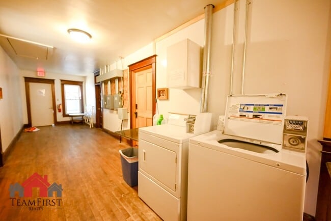 Building Photo - 205 N Maple St