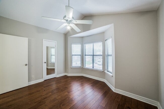 Building Photo - 6158 Valley Clf