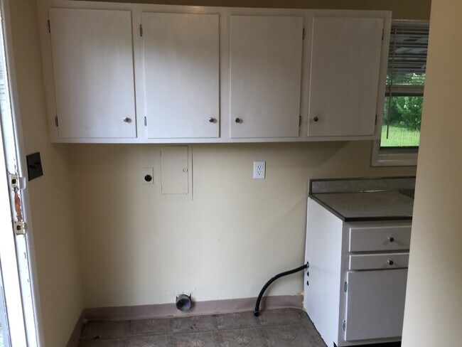Building Photo - 3 Bedroom Ranch In Meadowdale