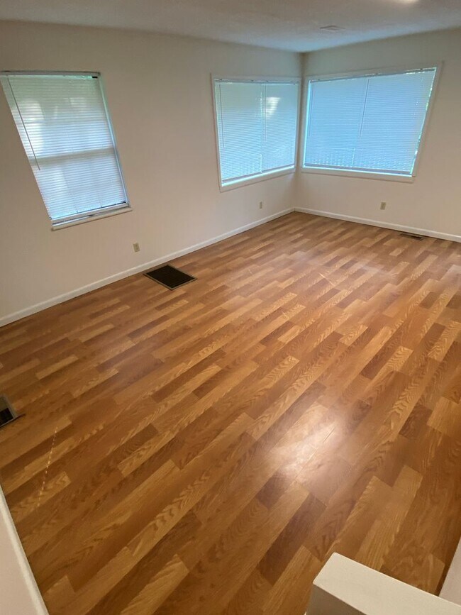 Building Photo - 912 -914 N Church St