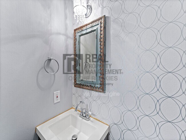 Building Photo - 512 E Monroe Dr