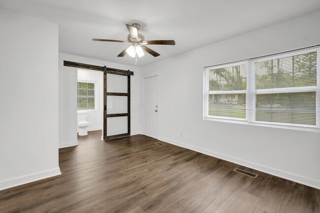 Building Photo - 242 S Lipona Rd