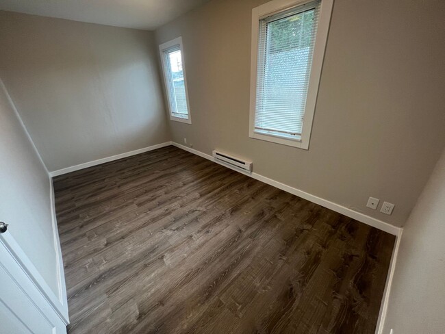 Building Photo - Beautiful Updated 2 Bedroom Rambler in Tac...