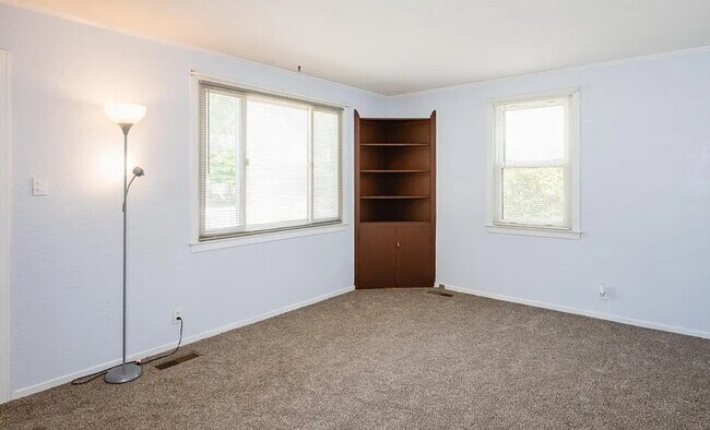 Building Photo - Spacious 4BR Family Home on Court Way | 1,875 Sq Ft | $2,593/mo
