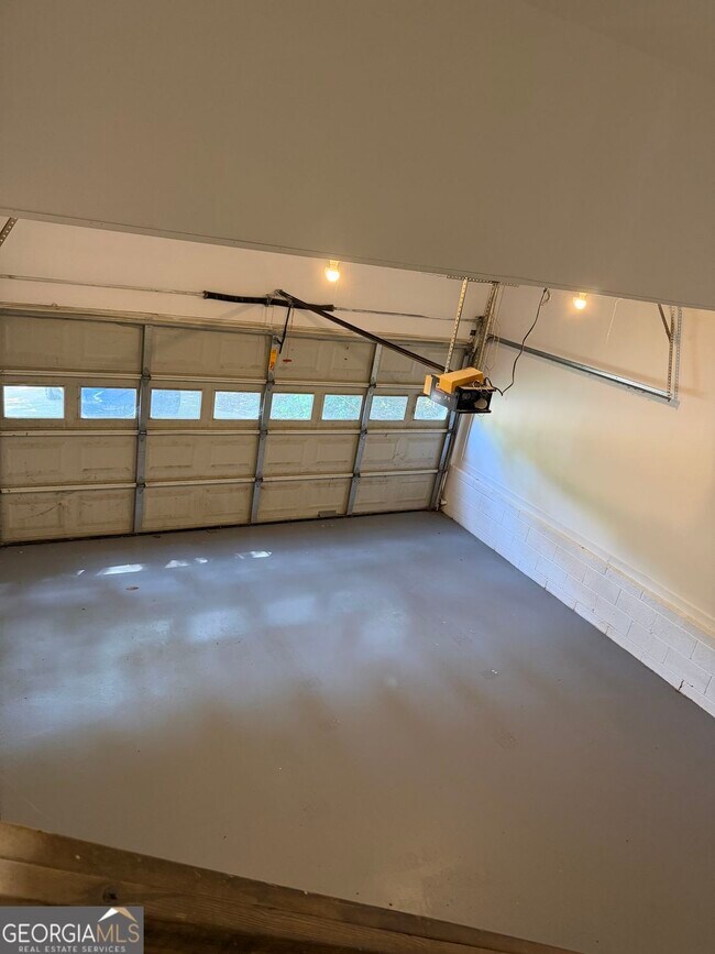 Building Photo - 1819 Cres Hill Dr NW